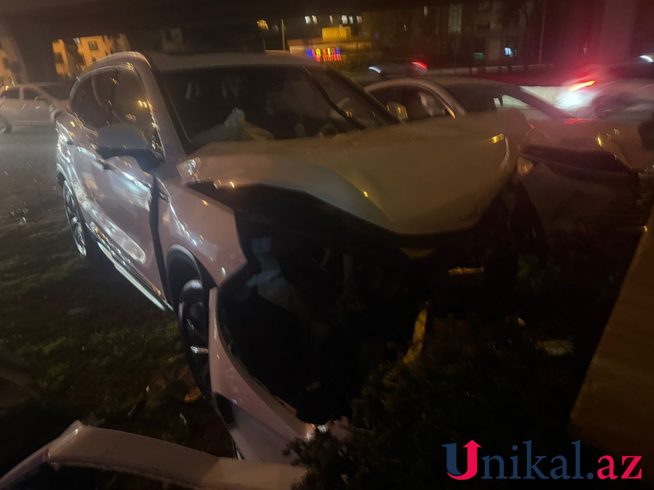 Tanınmış aparıcının bloqer qızı qəzaya düşdü - Hadisə yerindən fotolar